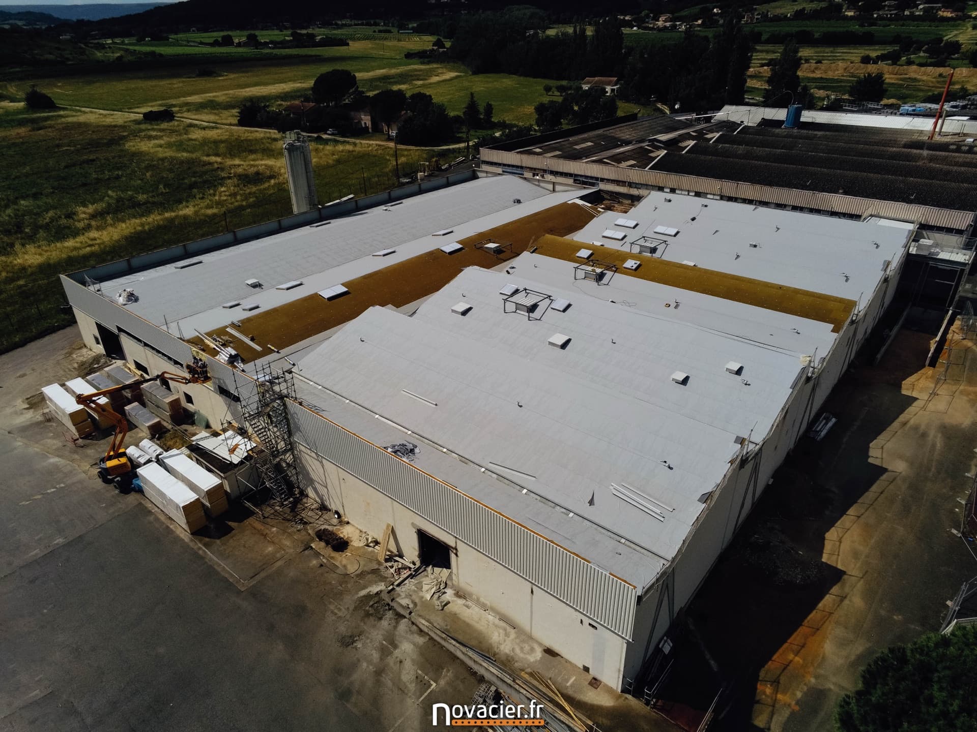 Réhabilitation Aptunion - charpente et couverture industrielle