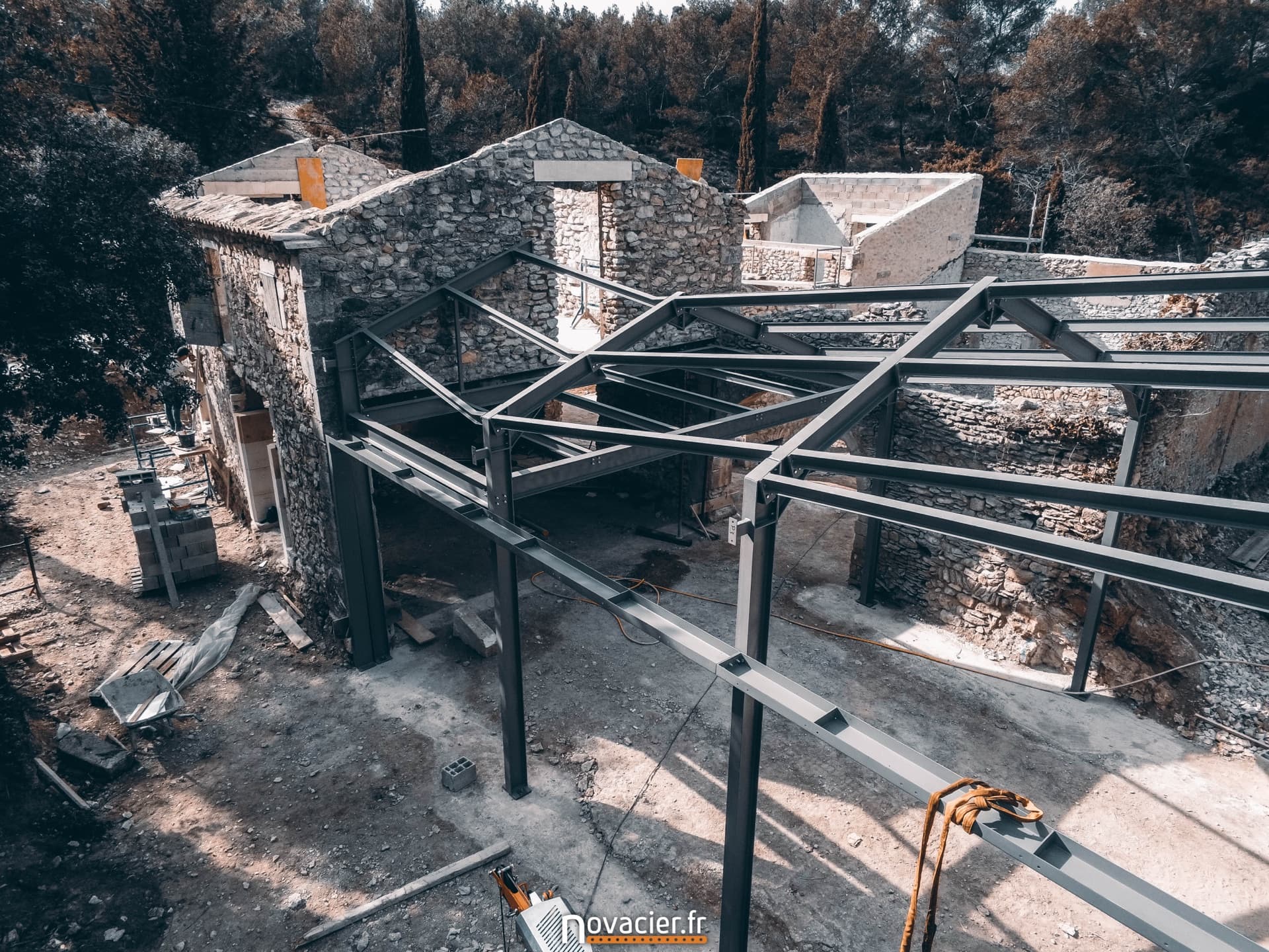 Particulier - extension et couverture métallique sur bastide en pierres - vue 5