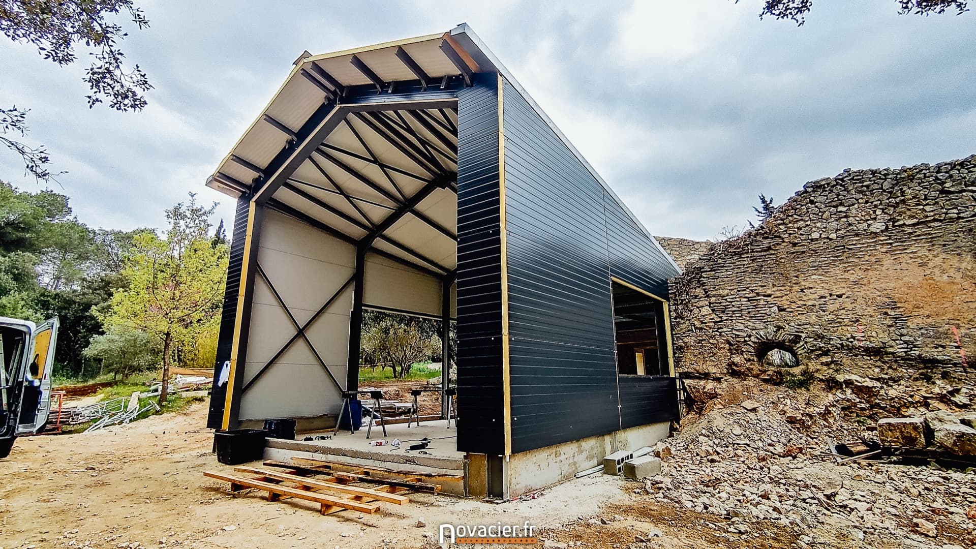 Particulier - extension et couverture métallique sur bastide en pierres - vue 2