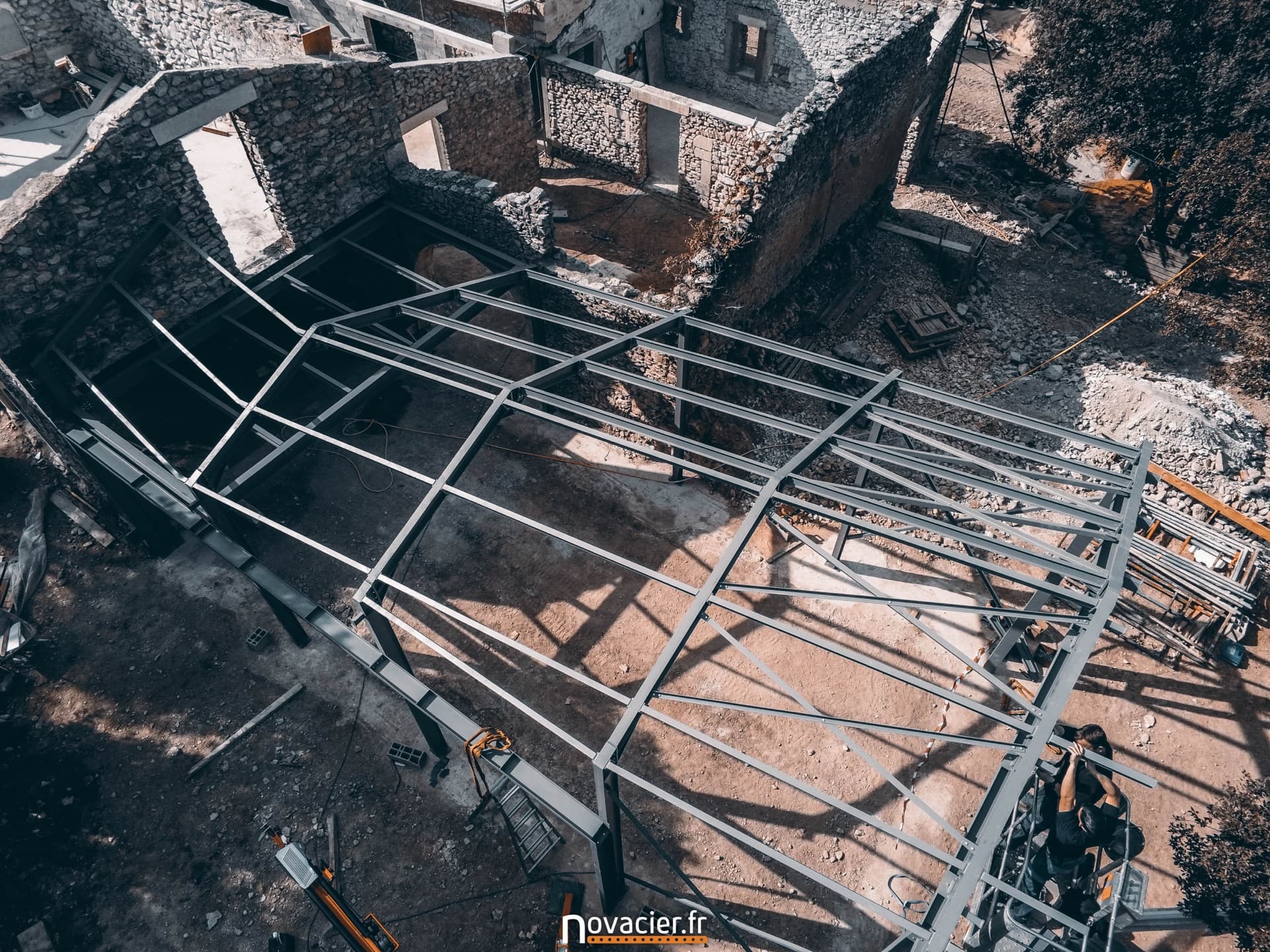 Particulier - extension et couverture métallique sur bastide en pierres - vue 4