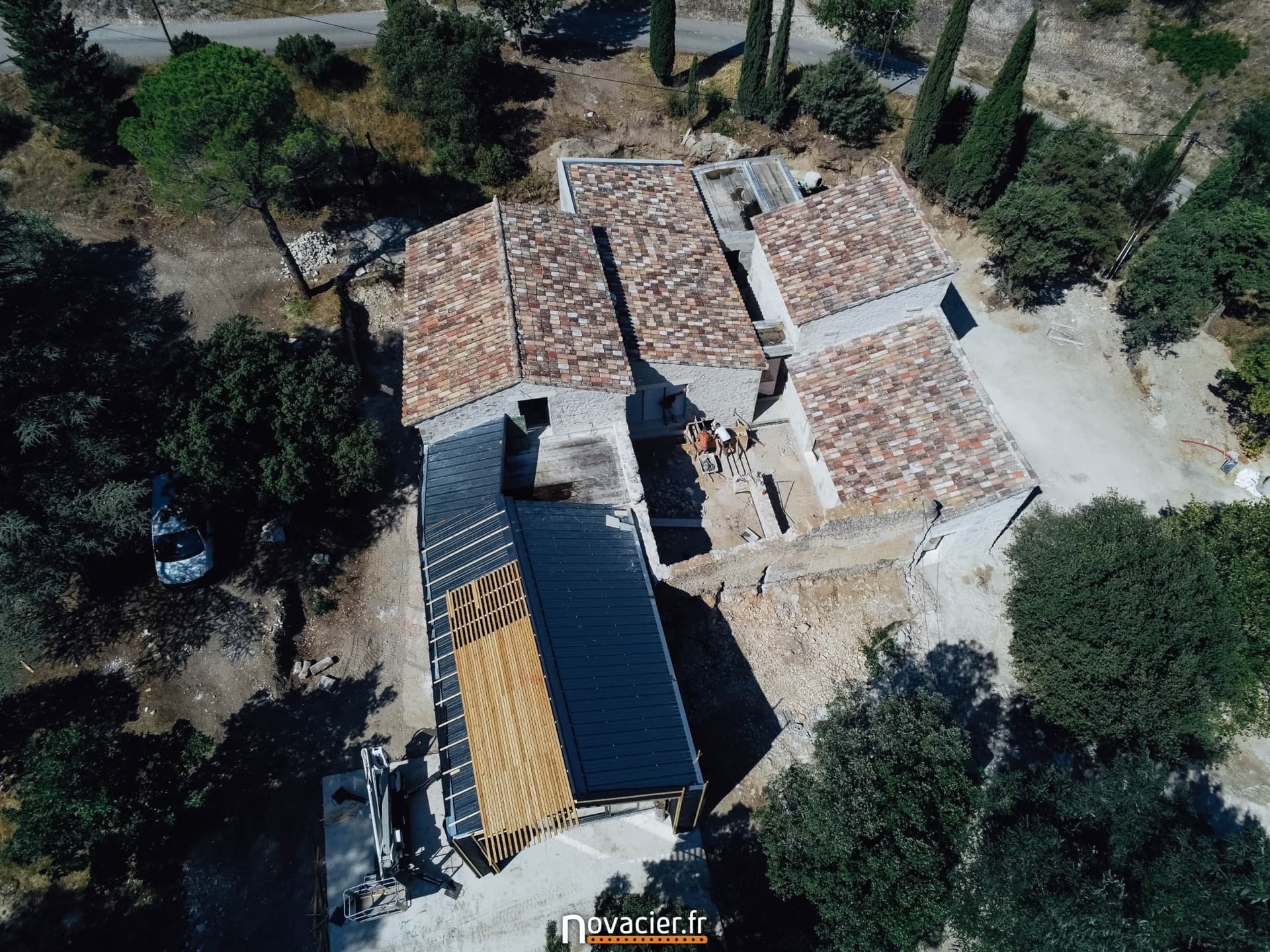 Particulier - extension et couverture métallique sur bastide en pierres