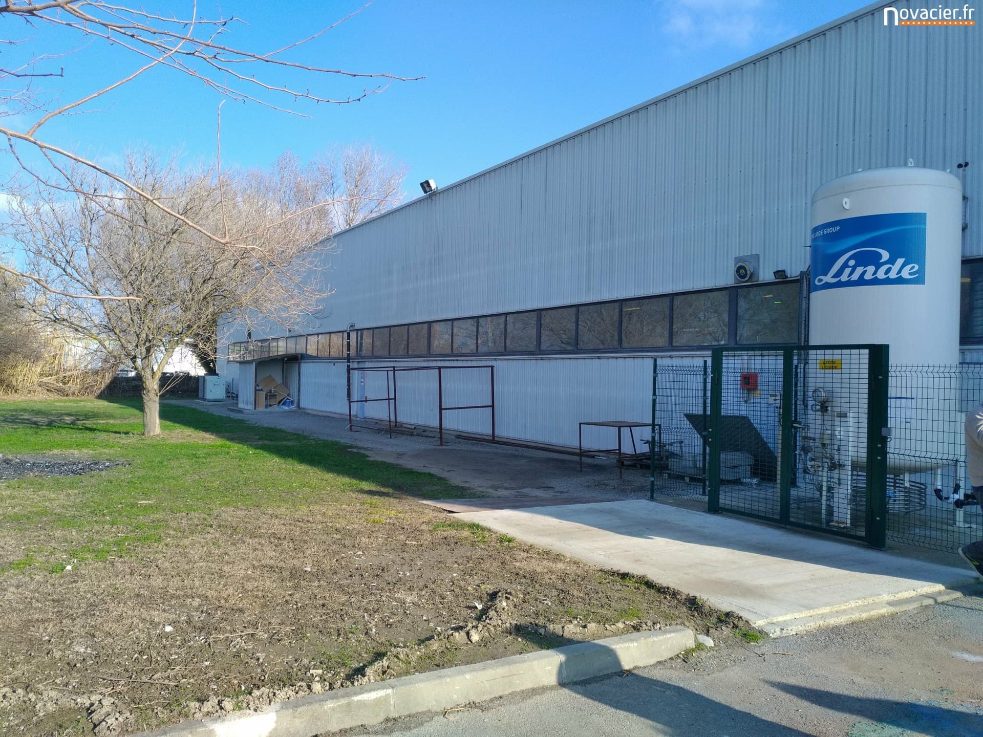 Bâtiment industriel - charpente, bardage et portes sectionnelles