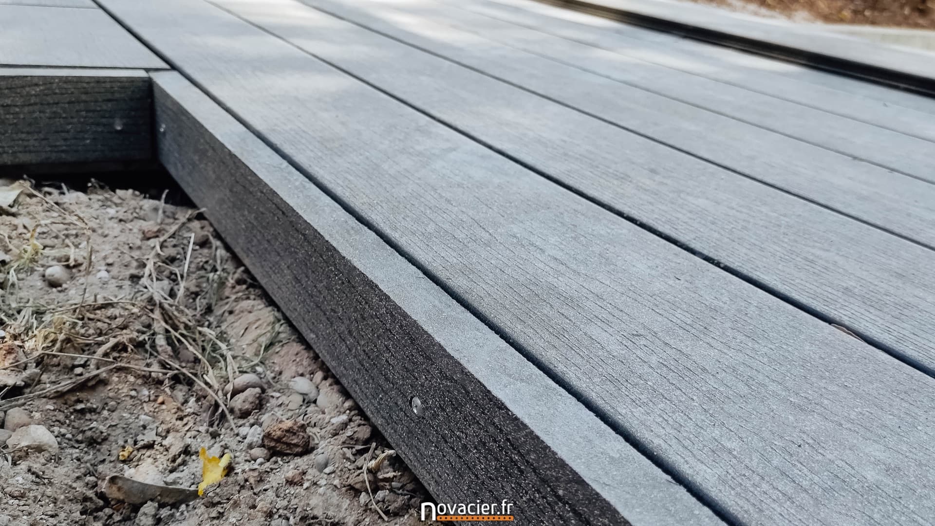Terrasse composite sur ossature aluminium avec contournement de piscine - vue 4