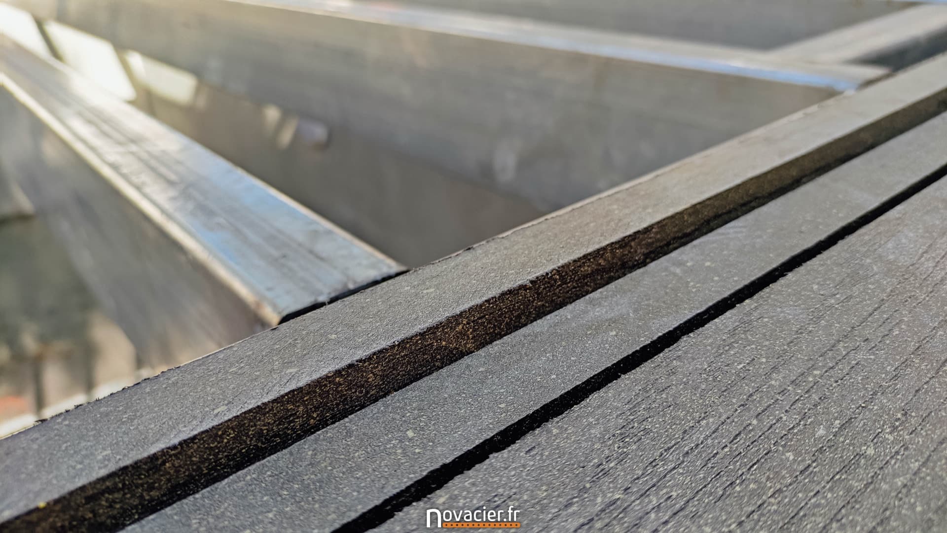 Terrasse composite sur ossature aluminium avec contournement de piscine - vue 6
