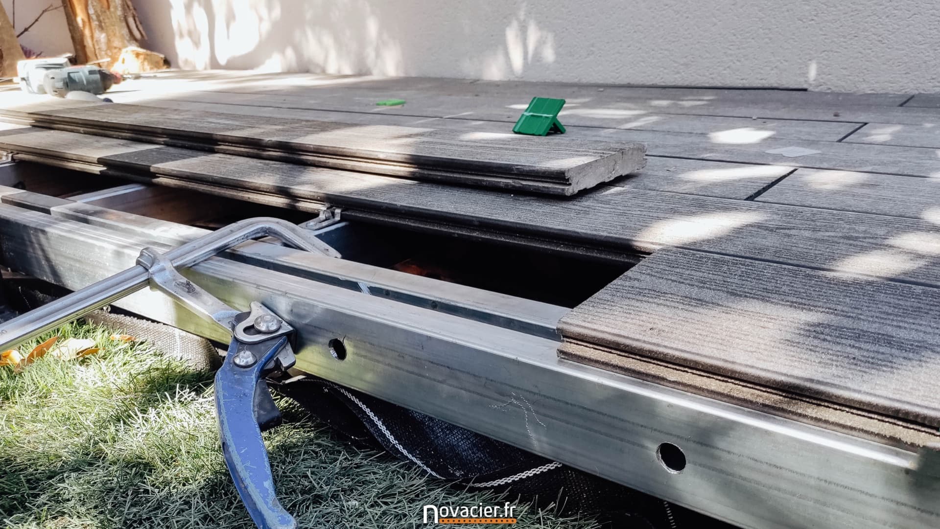 Terrasse composite sur ossature aluminium avec contournement de piscine - vue 5