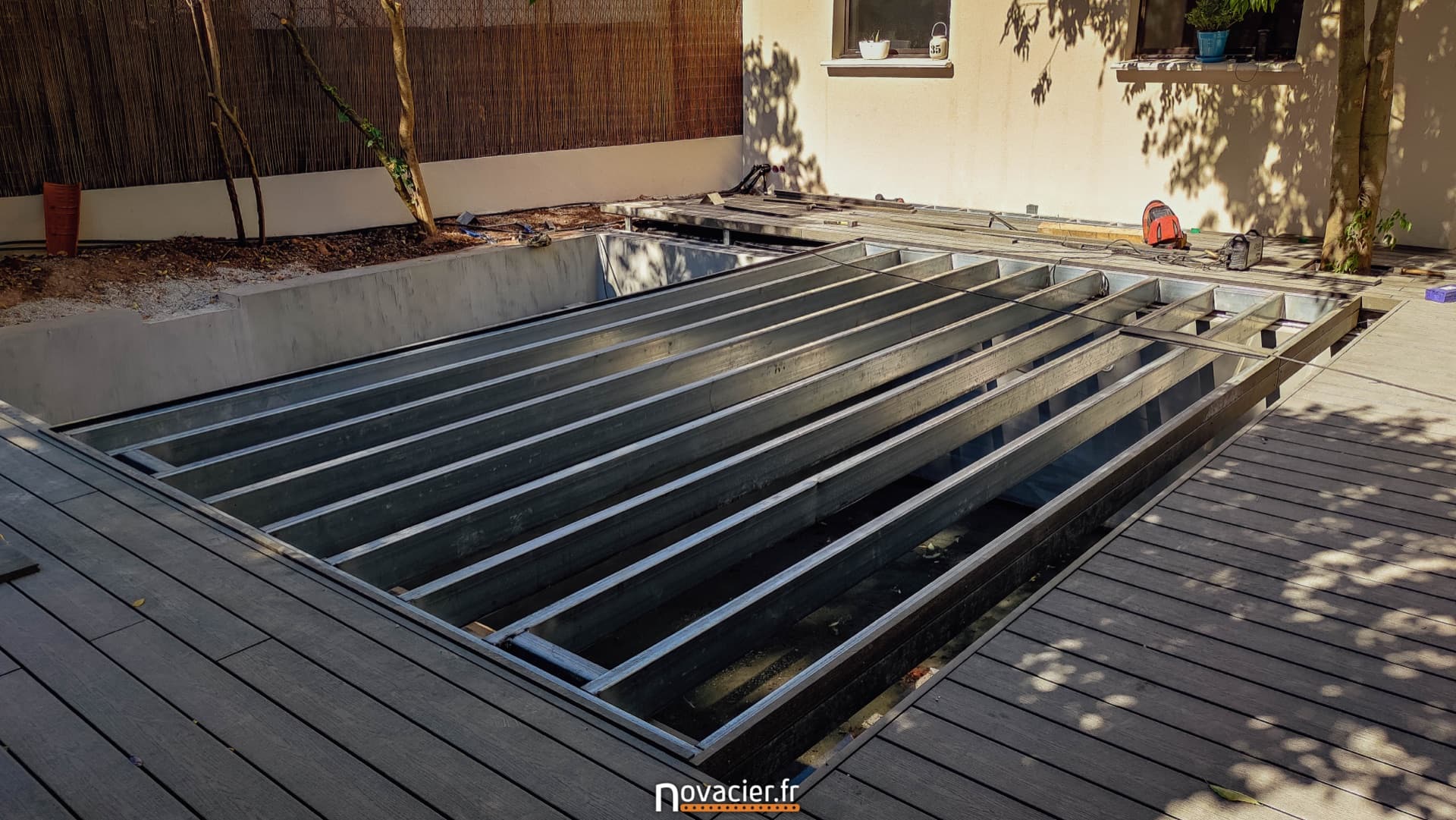 Terrasse composite sur ossature aluminium avec contournement de piscine