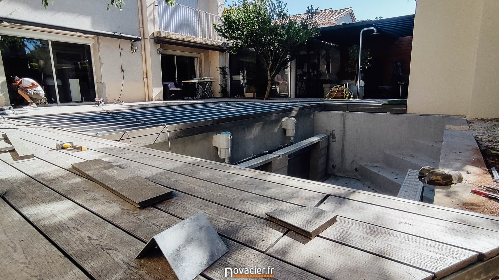 Terrasse composite sur ossature aluminium avec contournement de piscine - vue 2