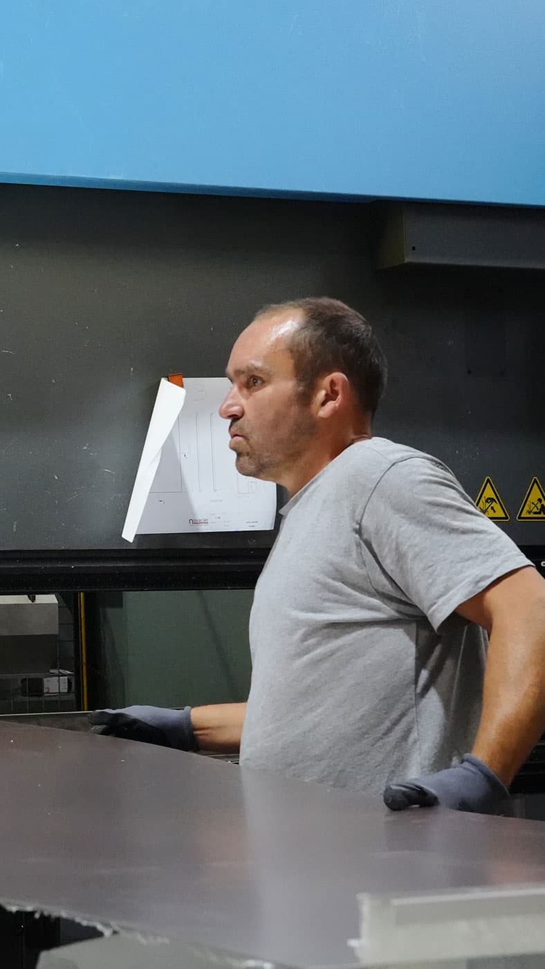 Opérateur Novacier au poste de pliage dans l'atelier de Cheval-Blanc