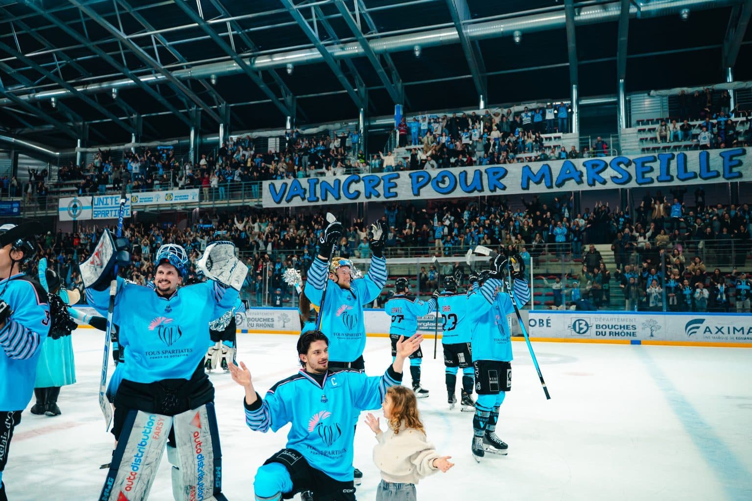 Les Spartiates de Marseille saluent leur public sous la banderole Vaincre pour Marseille