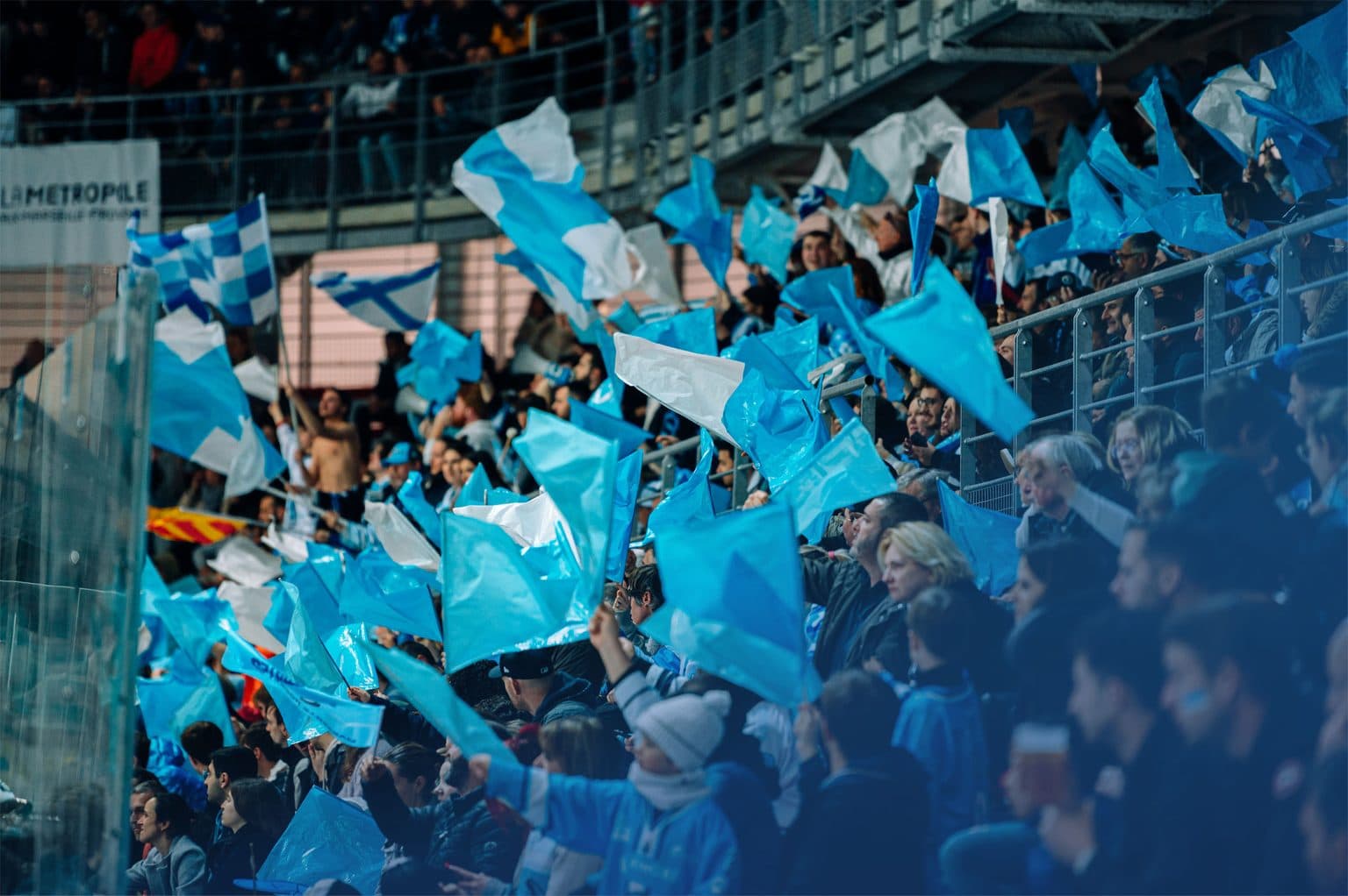 Tribunes du Palais Omnisports Marseille Grand-Est aux couleurs des Spartiates