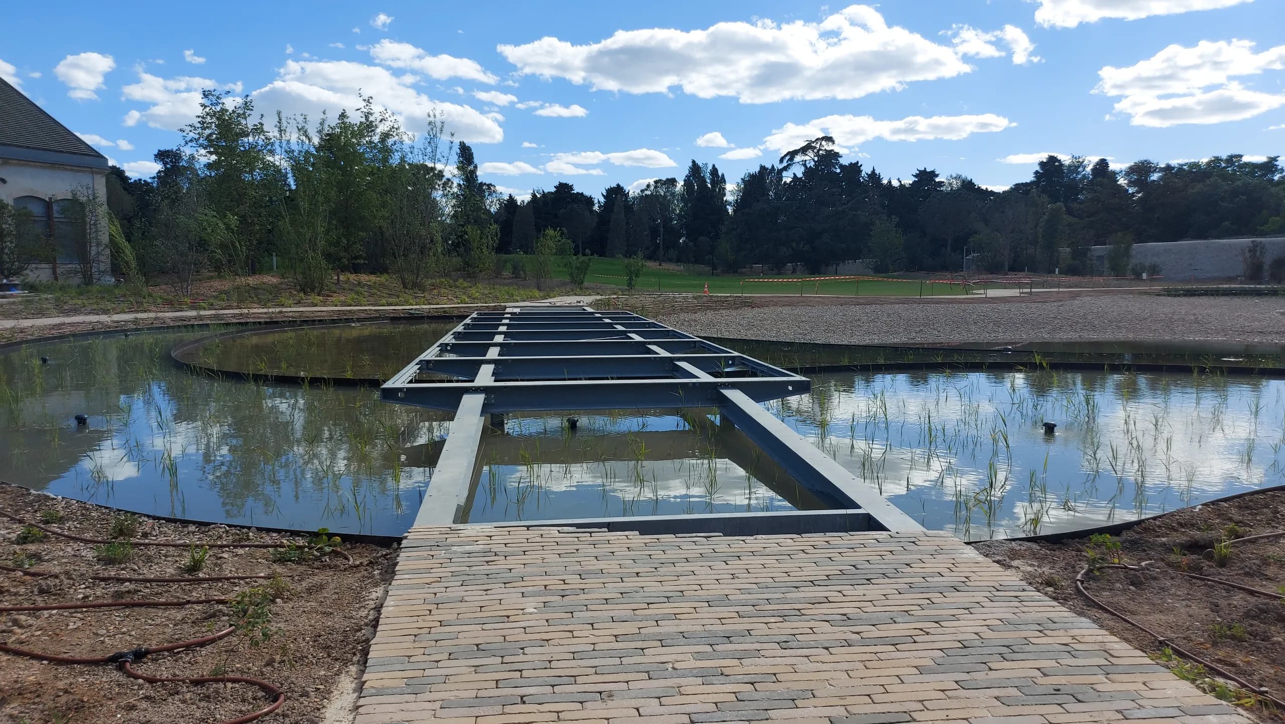 Passerelle sur lac artificiel