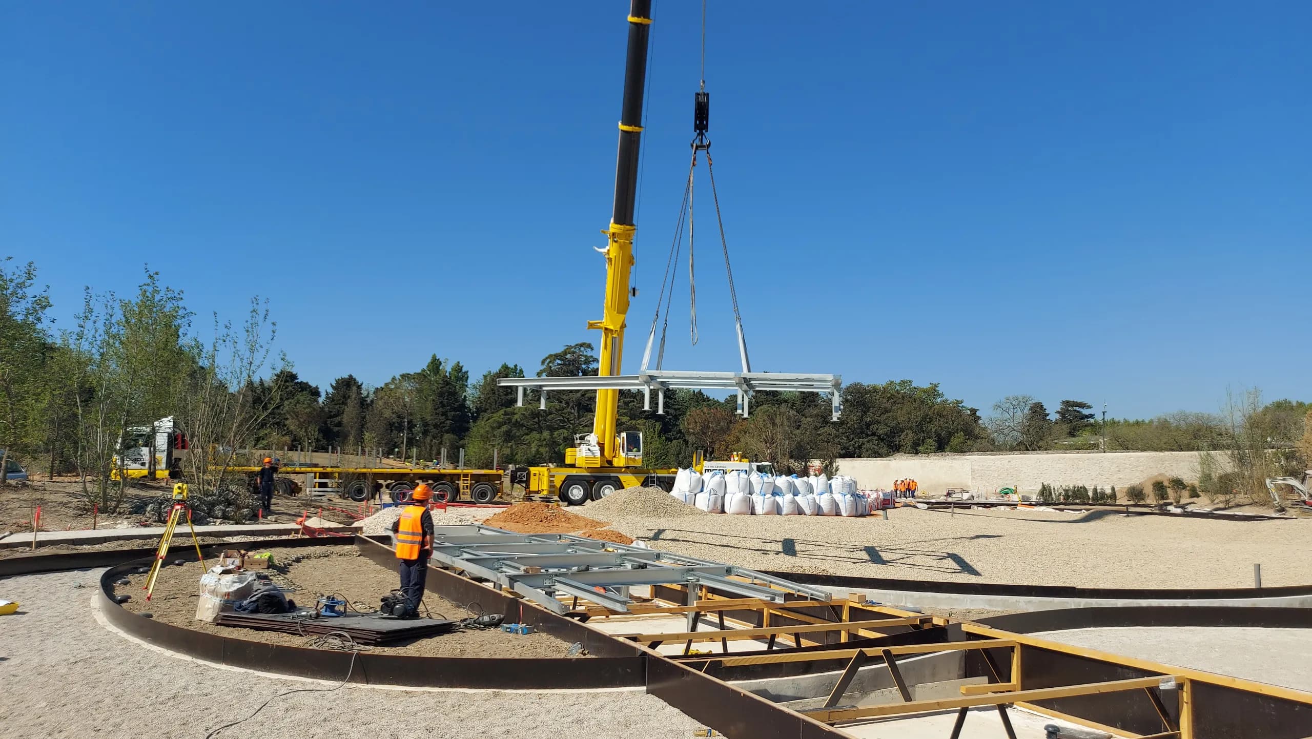 Passerelle sur lac artificiel - vue 4